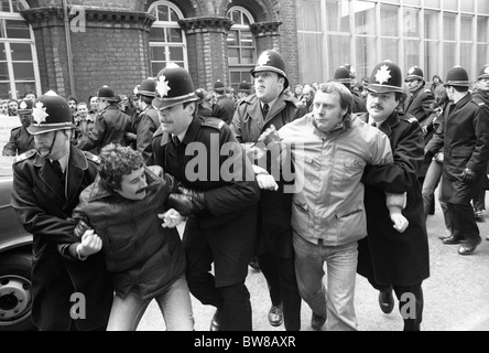 Les travailleurs de l'imprimerie de NGA piquent dans les bureaux des journaux Express et Star en 1985 PHOTO DE DAVID BAGNALL Banque D'Images