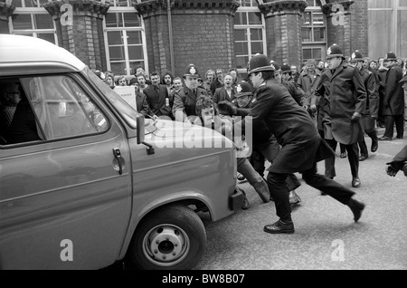 Les travailleurs de l'imprimerie de NGA piquent dans les bureaux des journaux Express et Star en 1985 PHOTO DE DAVID BAGNALL Banque D'Images