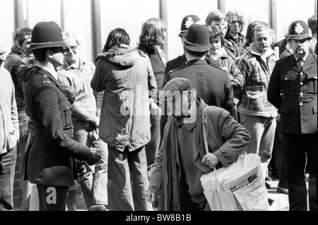 Un vendeur de journaux passe devant des travailleurs de l'imprimerie NGA piquant les bureaux des journaux Express et Star dans UNE PHOTO DE 1985 DE DAVID BAGNALL Banque D'Images