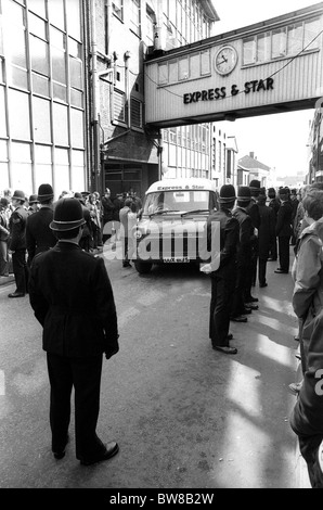 Les travailleurs de l'imprimerie de NGA piquent dans les bureaux des journaux Express et Star en 1985 PHOTO DE DAVID BAGNALL Banque D'Images