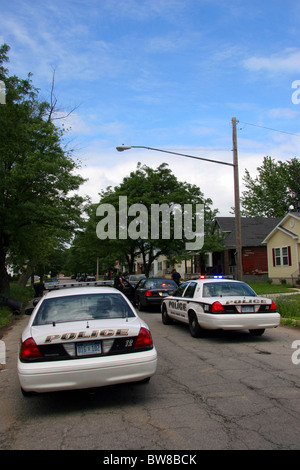 Grosse Pointe Park police squad véhicules traversent la frontière de Detroit. Banque D'Images