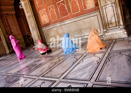 Les femmes musulmanes indiennes priant au Jama Masjid, Delhi, Inde Banque D'Images