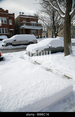 Couvert de neige, rue de la cour avant et les voitures en hiver dans le quartier de Chicago avec appartements Banque D'Images