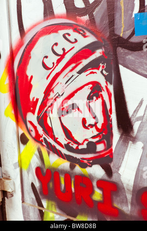 Le Graffiti montrant la tête du cosmonaute soviétique Youri Gagarine portant un casque avec CCCP écrit dessus, Berlin, Allemagne Banque D'Images