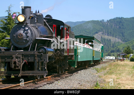 Les touristes ride derrière une locomotive à vapeur Heisler 1910 Garibaldi, Oregon, USA. Banque D'Images