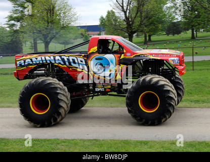 Raminator Monster Truck sur moyen de concours freestyle au Jamboree hors route 4x4 Monster Truck Show à Lima, Ohio. Banque D'Images