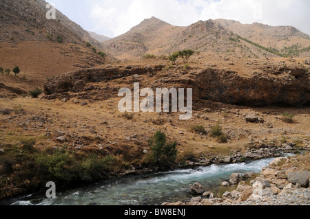 La rivière Mukus s'écoulant sous les montagnes Zagros près du village kurde de Behcesaray dans la région sud-est de l'Anatolie, dans la province de Van, en Turquie. Banque D'Images