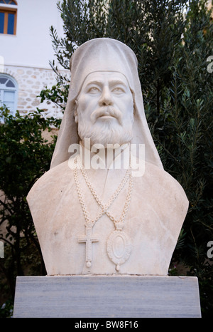 Buste en marbre d'un évêque orthodoxe grec à l'extérieur d'une église à Ermoupolis, sur l'île de Syros Cyclades grecques. Banque D'Images