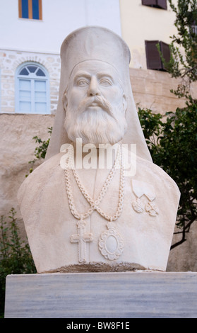 Buste en marbre d'un évêque orthodoxe grec à l'extérieur d'une église à Ermoupolis, sur l'île de Syros Cyclades grecques. Banque D'Images