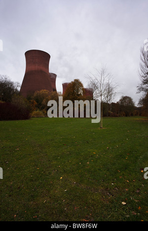 Les tours de refroidissement, centrale thermique au charbon, UK Banque D'Images