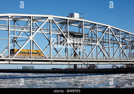 Vue d'hiver de l'aerial lift bridge à Duluth, Minnesota. Banque D'Images