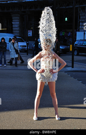 En costume de fille qui pose pour photographe, Piccadilly Circus, Piccadilly, West End, Londres, Angleterre, Royaume-Uni Banque D'Images