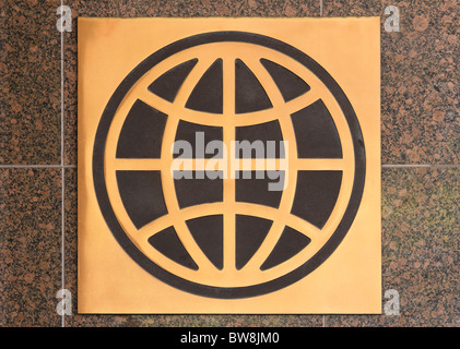 Signe de l'ONU le logo du groupe de la Banque mondiale sur un mur de granit à l'extérieur d'un immeuble de bureaux de Washington DC Banque D'Images