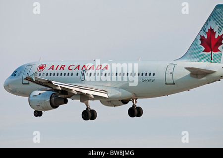 Un portrait d'un Airbus A319 avion de ligne appartenant à Air Canada, à l'atterrissage à l'Aéroport International de Vancouver. Banque D'Images