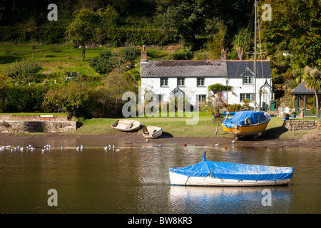 Bateau amarré sur la rivière Lerryn Angleterre Cornwall Banque D'Images