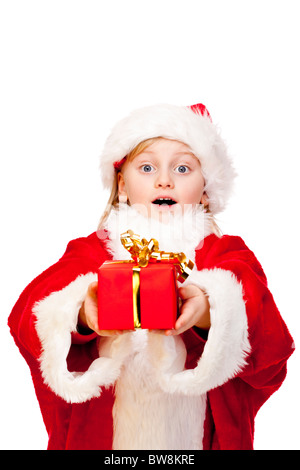 Petite surprise girl dressed as Santa Claus détient cadeau de Noël dans les mains. Isolé sur fond blanc. Banque D'Images