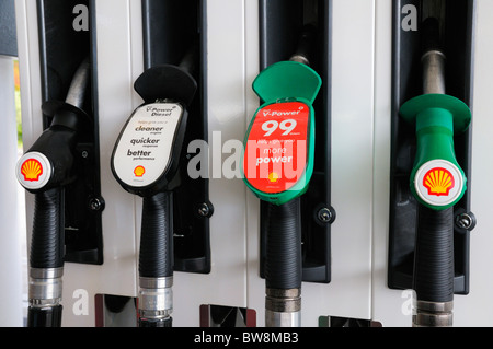 Pompes à essence à la station de remplissage Banque D'Images