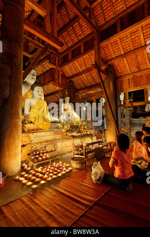 Prières du soir au cours de Loi Krathong - Chiang Mai Banque D'Images