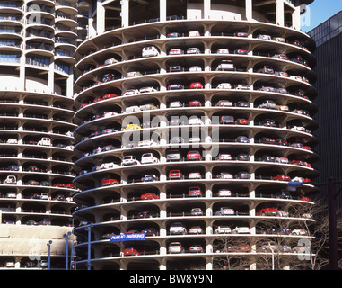 Le Marina City parking complexe par la rivière Chicago, Chicago, Illinois, États-Unis d'Amérique Banque D'Images