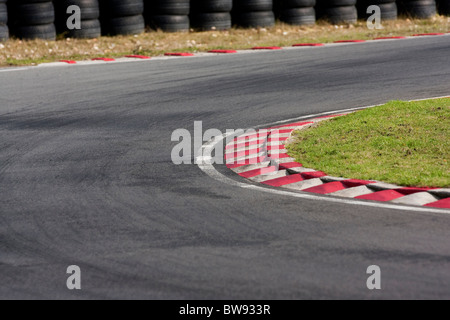 Un virage sur un circuit de voiture de course. Banque D'Images