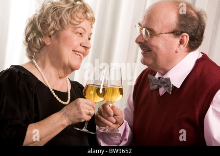 Portrait of senior couples célébrant leurs noces d'or avec champagne Banque D'Images