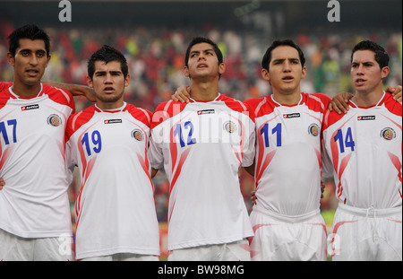 Joueurs du Costa Rica pour l'hymne national avant la FIFA 2009 Coupe du Monde de soccer U20 3ème match contre la Hongrie Banque D'Images