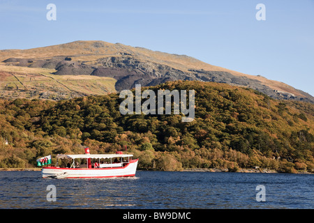 Llanberis, Gwynedd, au nord du Pays de Galles, Royaume-Uni, Europe. Le bateau de croisière Star Snowdon sur Llyn Padarn Lake dans le parc national de Snowdonia Banque D'Images