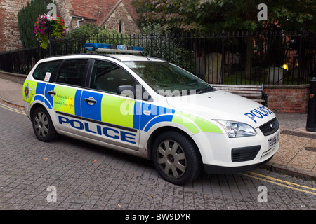 Voiture de police garée dans une rue, UK Banque D'Images