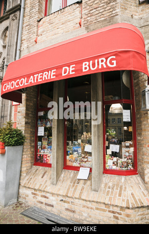 Chocolaterie magasin vendant des produits de chocolat belge. Place Burg, Bruges, Flandre orientale, Belgique Europe. Banque D'Images