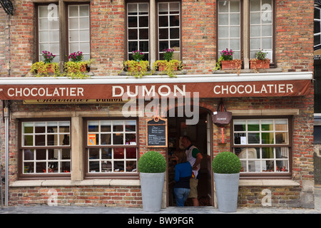 Eirmarkt, Bruges, Flandre orientale, Belgique Europe. Dumon chocolatier boutique vendant des chocolats belges Banque D'Images