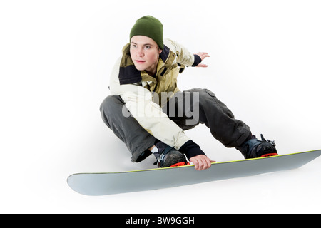 Portrait de beau garçon dans les vêtements de sport avec snowboard isolé sur fond blanc Banque D'Images