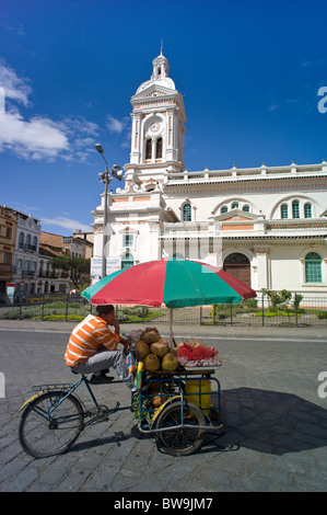 Église de San Francisco, du vendeur de fruits sur un tricycle panier, Cuenca, Équateur Banque D'Images