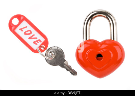 Photo de Cadenas et clé avec amour étiquette sur un fond blanc Banque D'Images