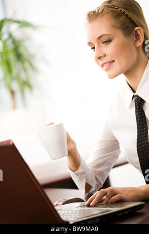 De l'image saisie sur ordinateur portable et de boire du café ou du thé Banque D'Images