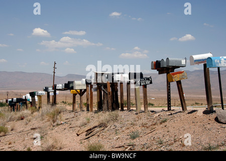Les boîtes de courrier électronique à l'extérieur d'un quartier résidentiel, dans le désert, nouveau Kingman-Butler, USA Banque D'Images