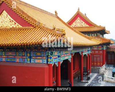 L'intérieur de la Cité Interdite, à Beijing. Regardant les toits ornés des bâtiments du palais Banque D'Images