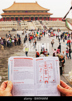 Guide de lecture d'ouvrage tandis que dans la Cité Interdite, Beijing Banque D'Images