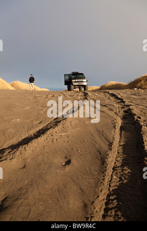 Une modification Ford E-350 sur une plage volcanique noire, côte sud-ouest de l'Islande. Banque D'Images