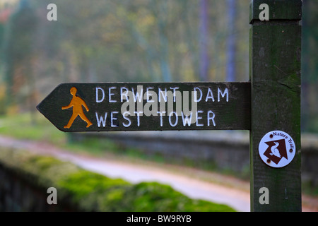 Barrage de Derwent Tour Ouest signpost, East Derwent Valley, parc national de Peak District, Derbyshire, Angleterre, Royaume-Uni. Banque D'Images