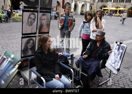 Caricaturiste, Herzog Friedrich Straße, Innsbruck, Tyrol, Autriche Banque D'Images