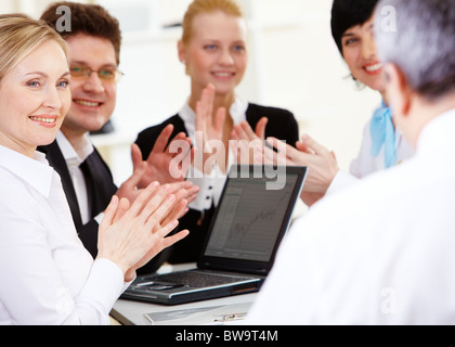 Photo de professionnels partenaires d'affaires applaudissant à leur chef supérieur après avoir fait rapport Banque D'Images