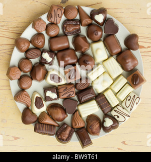 Chocolat pralines différentes sur la plaque Banque D'Images