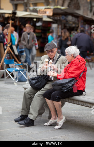 couple mature profitant d'un cône de crème glacée ensemble. Florence Italie Banque D'Images