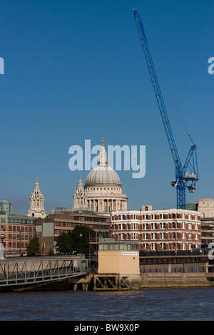 La Cathédrale Saint-Paul à Londres, en Angleterre, vu de la Tamise, une grue sur le côté. Banque D'Images