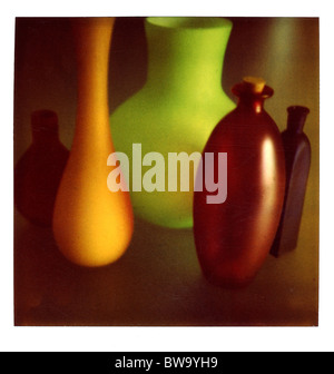 Polaroid shot de vases sur table. Banque D'Images