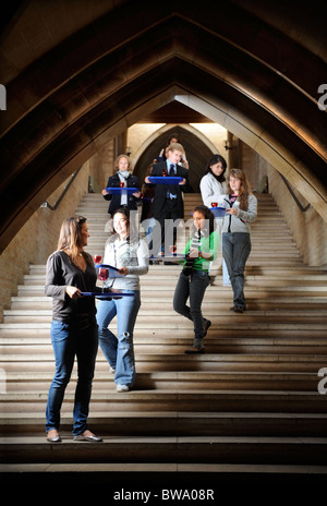 La pratique des élèves portant un plateau de boissons pendant les cours d'étiquette pour les élèves d'outre-mer à l'inconvénient d'été, le Somerset UK Banque D'Images