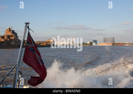 À la recherche de retour à l'O2 (anciennement le Millenium Dome) à partir d'un bateau de croisière sur la Tamise, à Londres, en Angleterre Banque D'Images