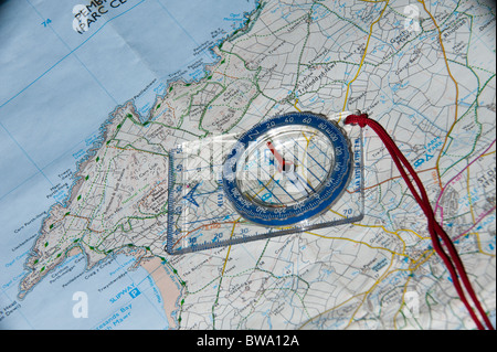 Une boussole et une carte d'être utilisés pour la planification Banque D'Images