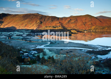 Frosty matin de novembre, surprise, les lacs anglais Derwentwater, Cumbria Banque D'Images