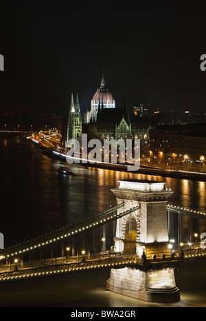 Vue sur le Pont des chaînes Széchenyi et le Parlement de Hongrie sur le Danube la nuit, Budapest, Hongrie, Europe Banque D'Images